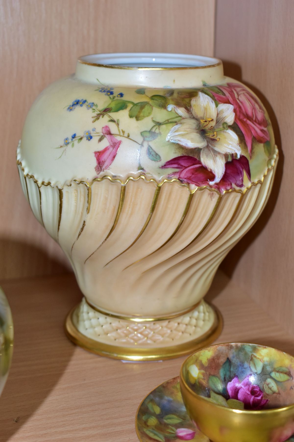 A ROYAL WORCESTER CABINET CUP AND SAUCER AND TWO ROYAL WORCESTER POT POURRIS LACKING COVERS, the cup - Image 9 of 11