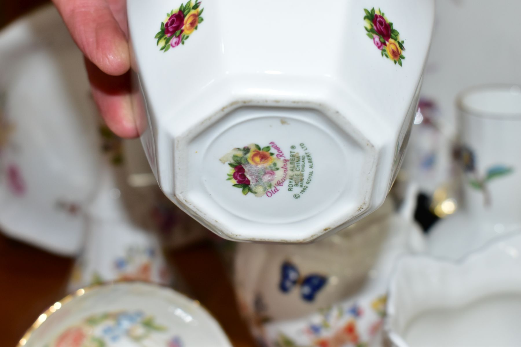 A GROUP OF AYNSLEY, ROYAL CROWN DERBY AND ROYAL ALBERT GIFT AND TEAWARES, to include four pieces - Image 7 of 8