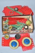 A SMALL BOX OF VINTAGE MECCANO PIECES TO INCLUDE SOME WHEELS