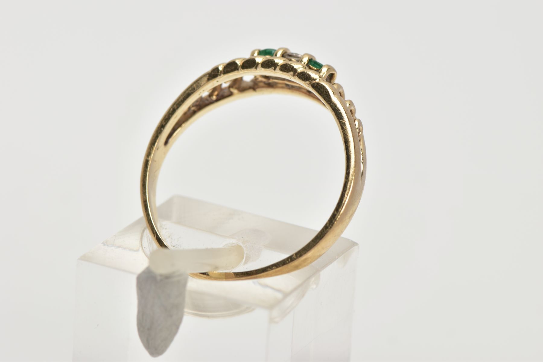 A 9CT GOLD DIAMOND AND EMERALD RING, designed with a central round brilliant cut diamond, flanked - Bild 3 aus 4