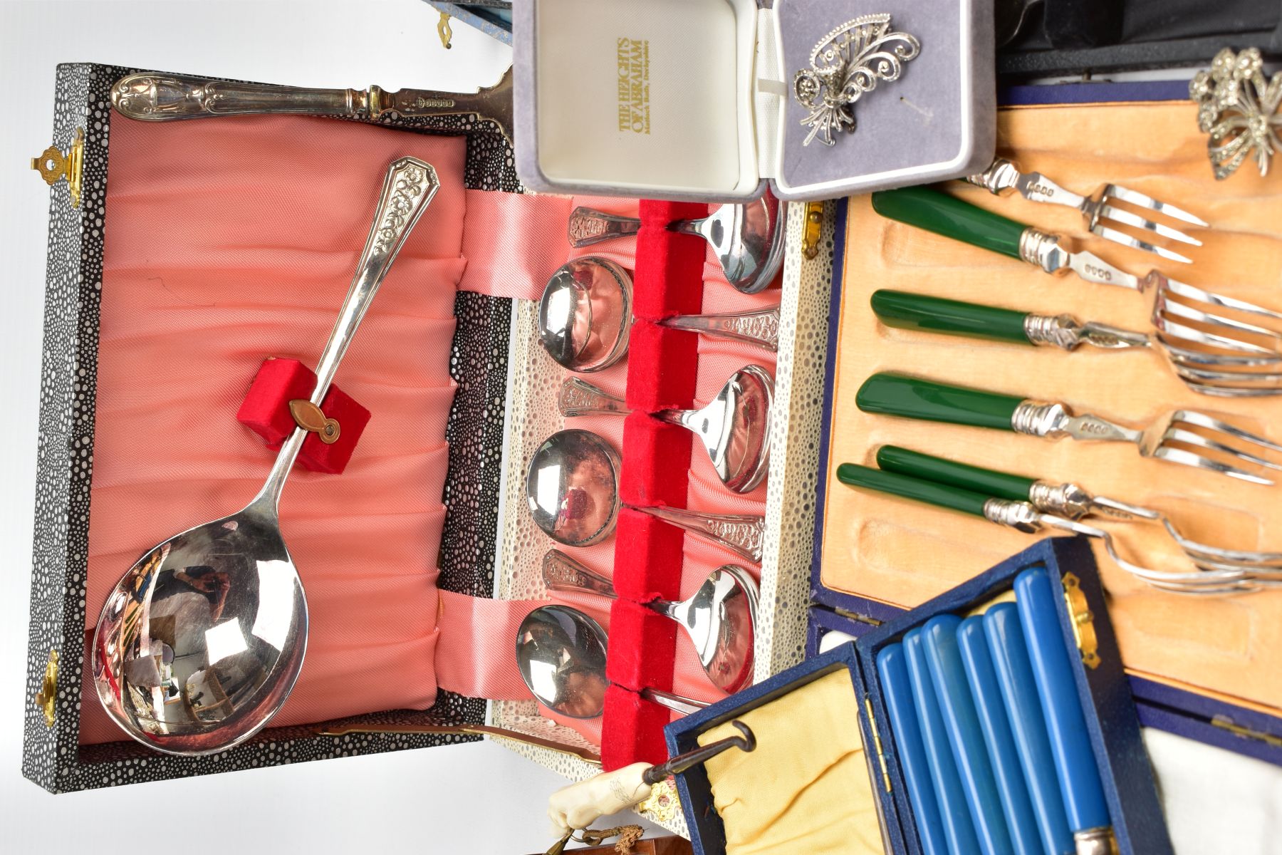 A BOX OF CASED CUTLERY SETS AND OTHER ITEMS, seven complete cased sets of white metal cutlery, to - Image 12 of 13