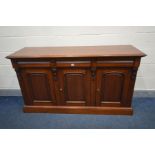A REPRODUCTION VICTORIAN STYLE MAHOGANY SIDEBOARD with three drawers, width 163cm x depth 50cm x