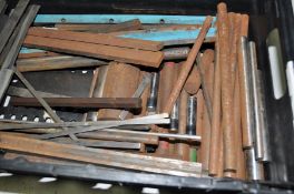 A TRAY CONTAINING ROUND BAR, flat bat and hex bar along with a quantity of machined shims