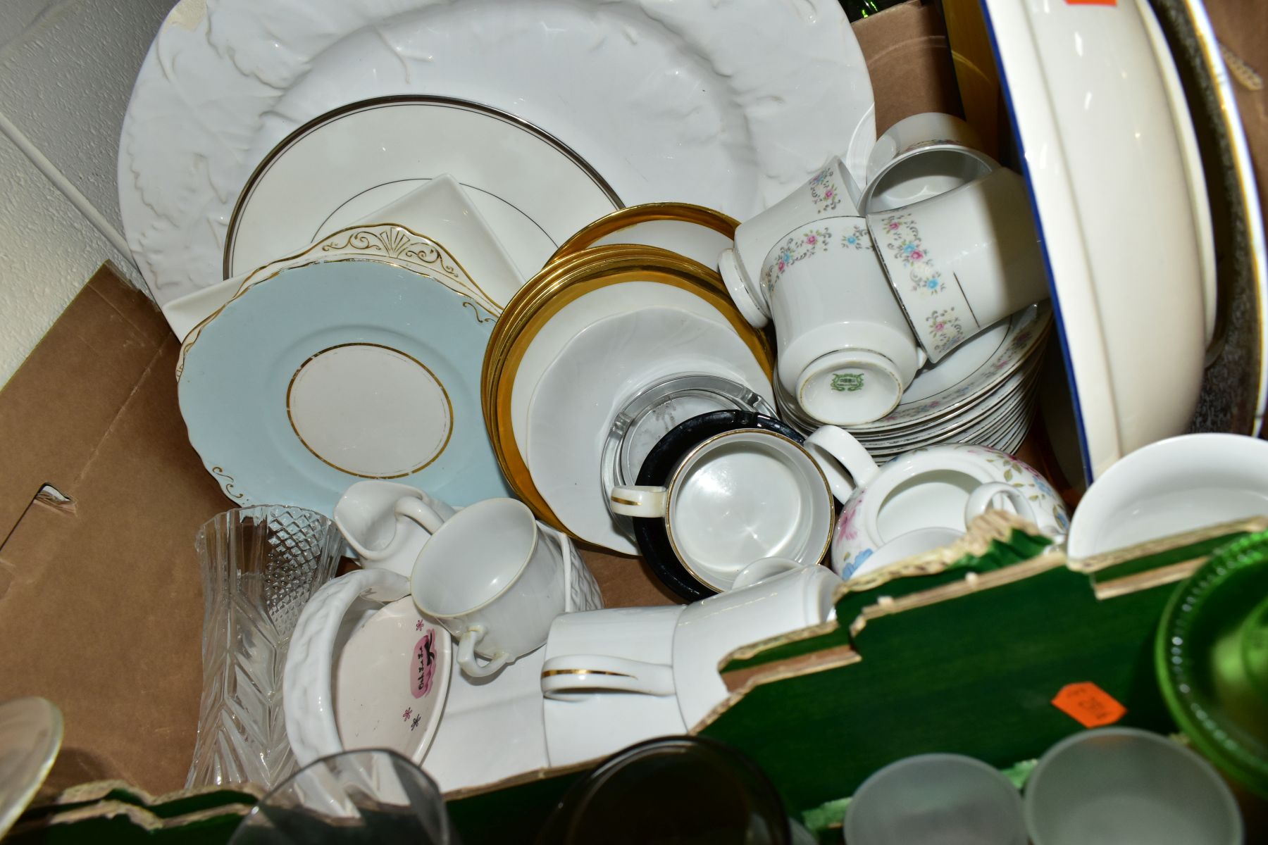 FOUR BOXES AND LOOSE GLASS AND CERAMIC WARES, to include vintage gilt banded drinking glasses, - Image 11 of 13