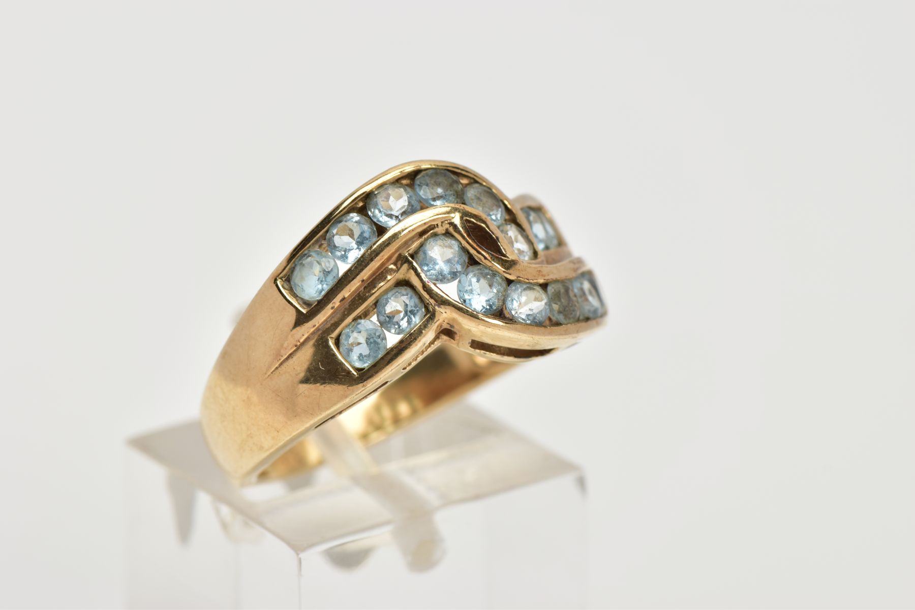 A 9CT GOLD AQUAMARINE DRESS RING, of a cross over style, set with two rows of circular cut - Image 4 of 4