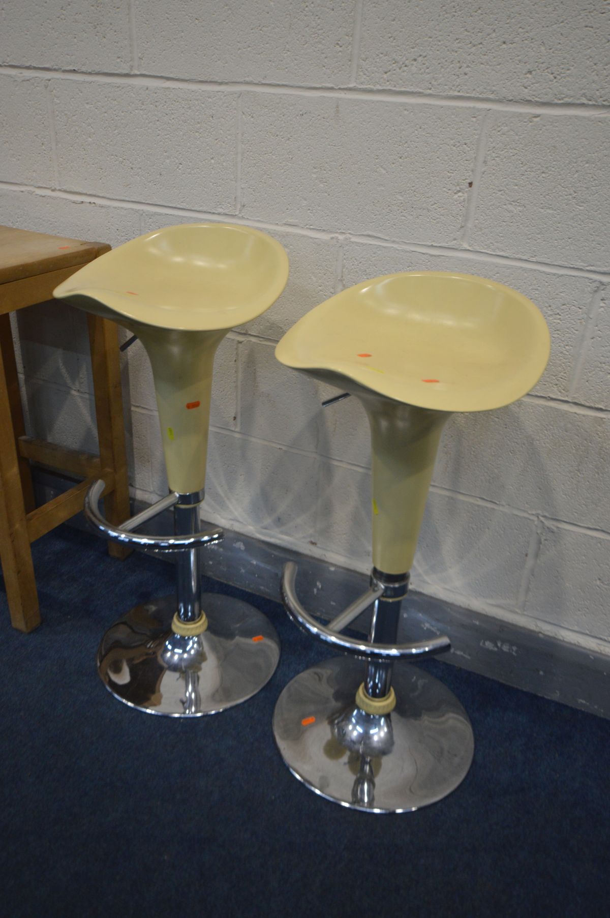 A PAIR OF BEECH BAR STOOLS, and two cream bar stools (4) - Image 3 of 3