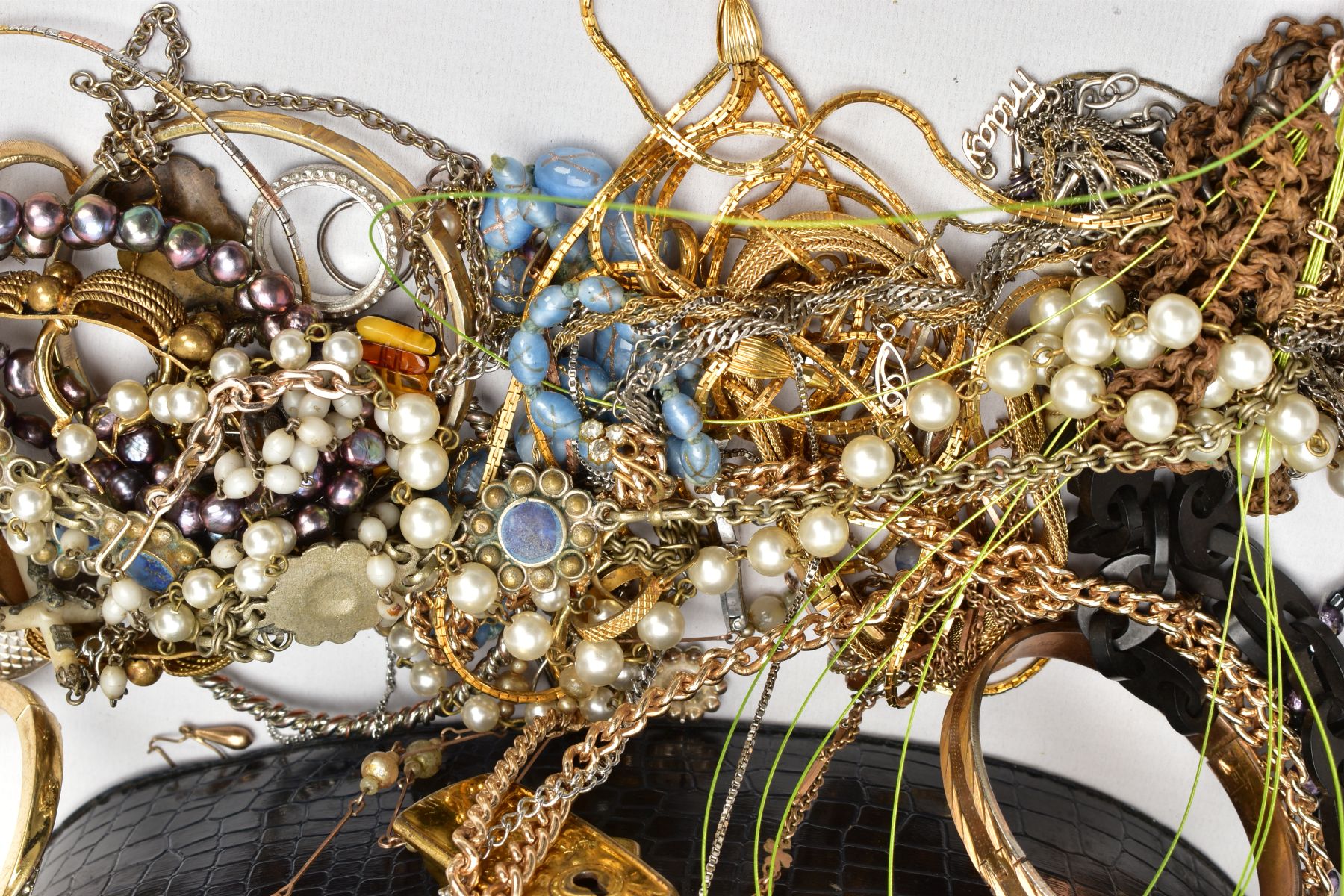 A JEWELLERY BOX WITH CONTENTS, a black oval jewellery box, with contents of costume jewellery to - Image 2 of 4