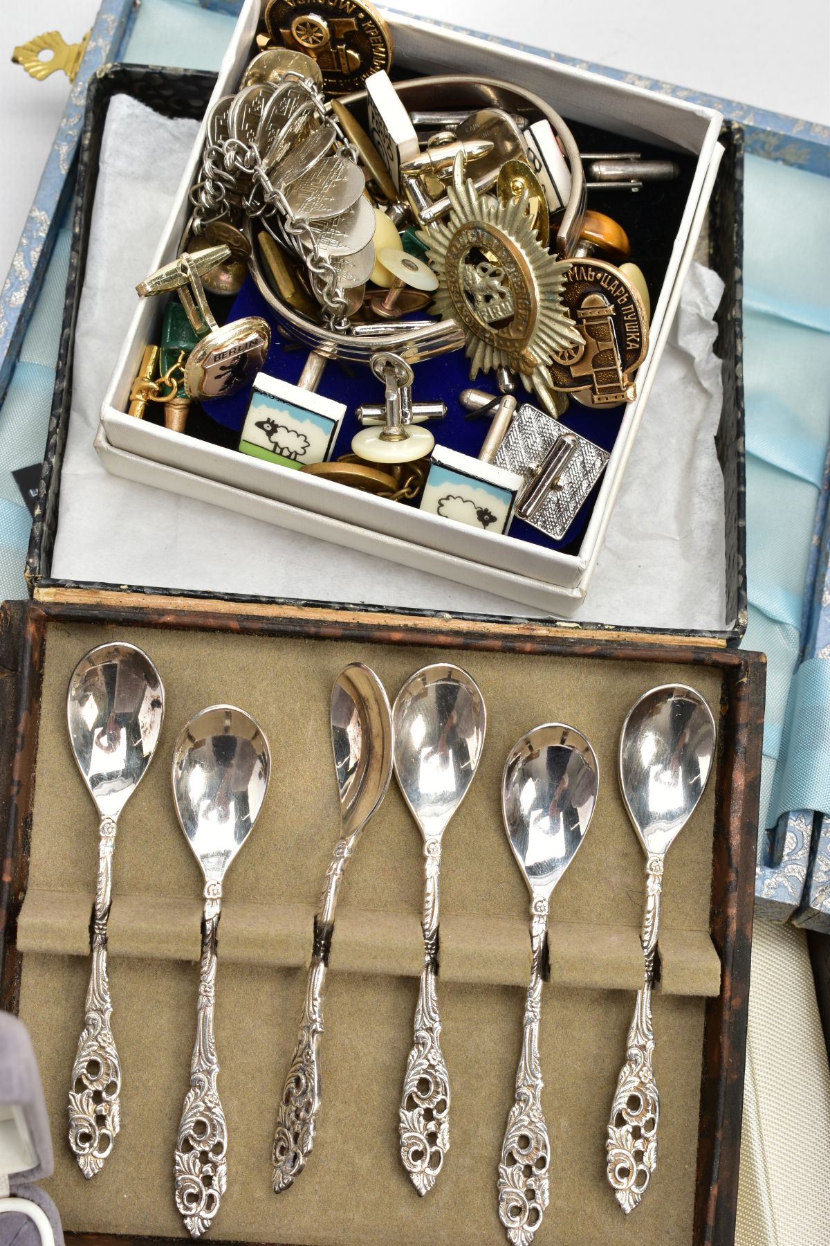 A BOX OF CASED CUTLERY SETS AND OTHER ITEMS, seven complete cased sets of white metal cutlery, to - Image 4 of 13