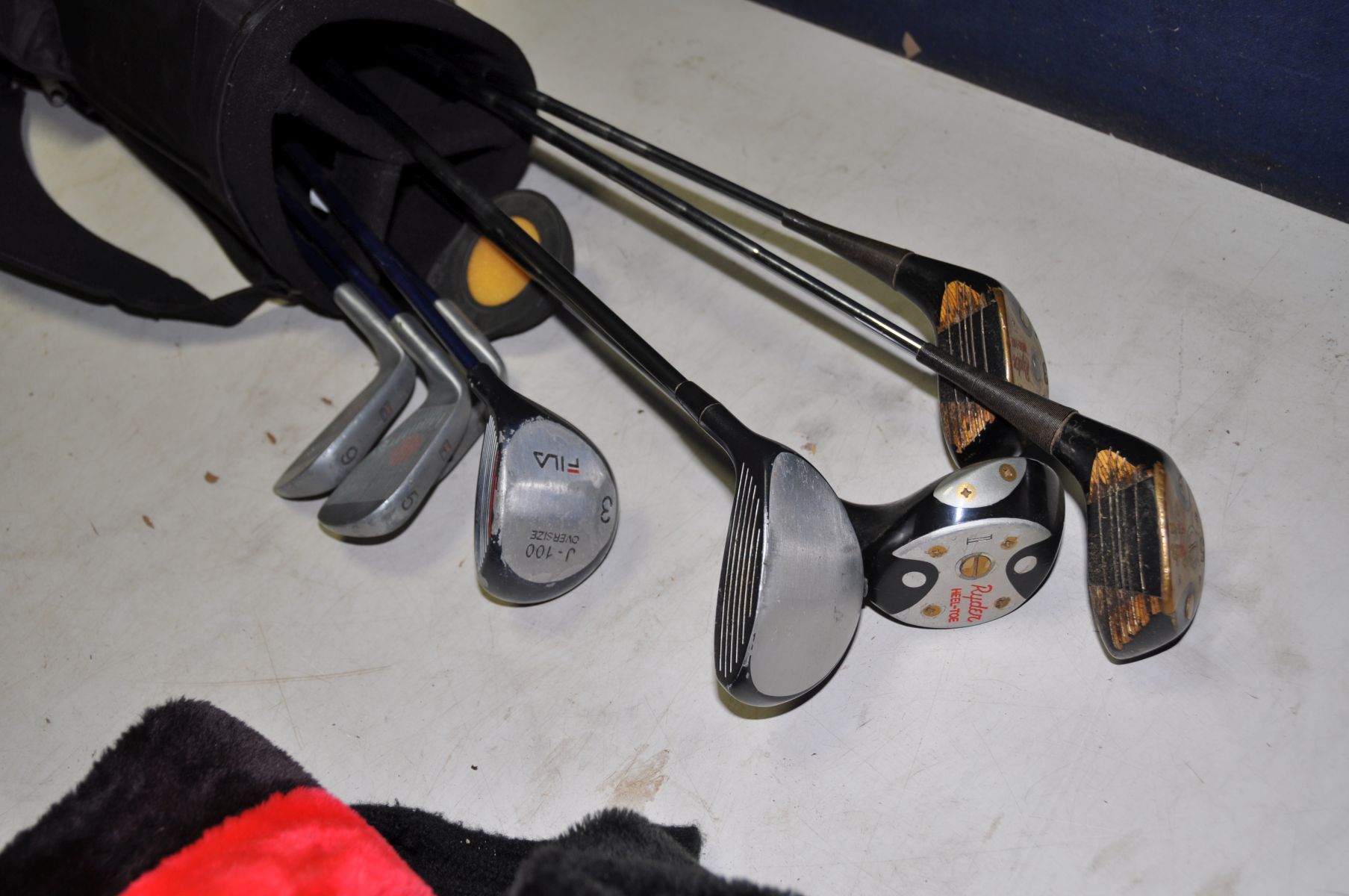 A GOLF BAG CONTAINING MOSTLY FILA GOLF CLUBS along with Ryder drivers - Image 2 of 2