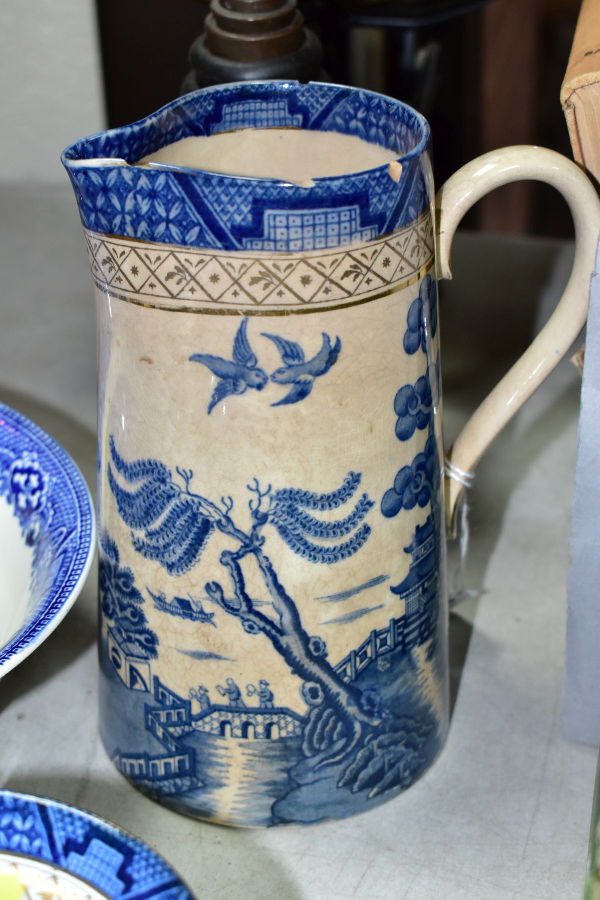 A GROUP OF CERAMICS, METALWARES AND PICTURES comprising twenty one pieces of Willow pattern tea/ - Image 7 of 19