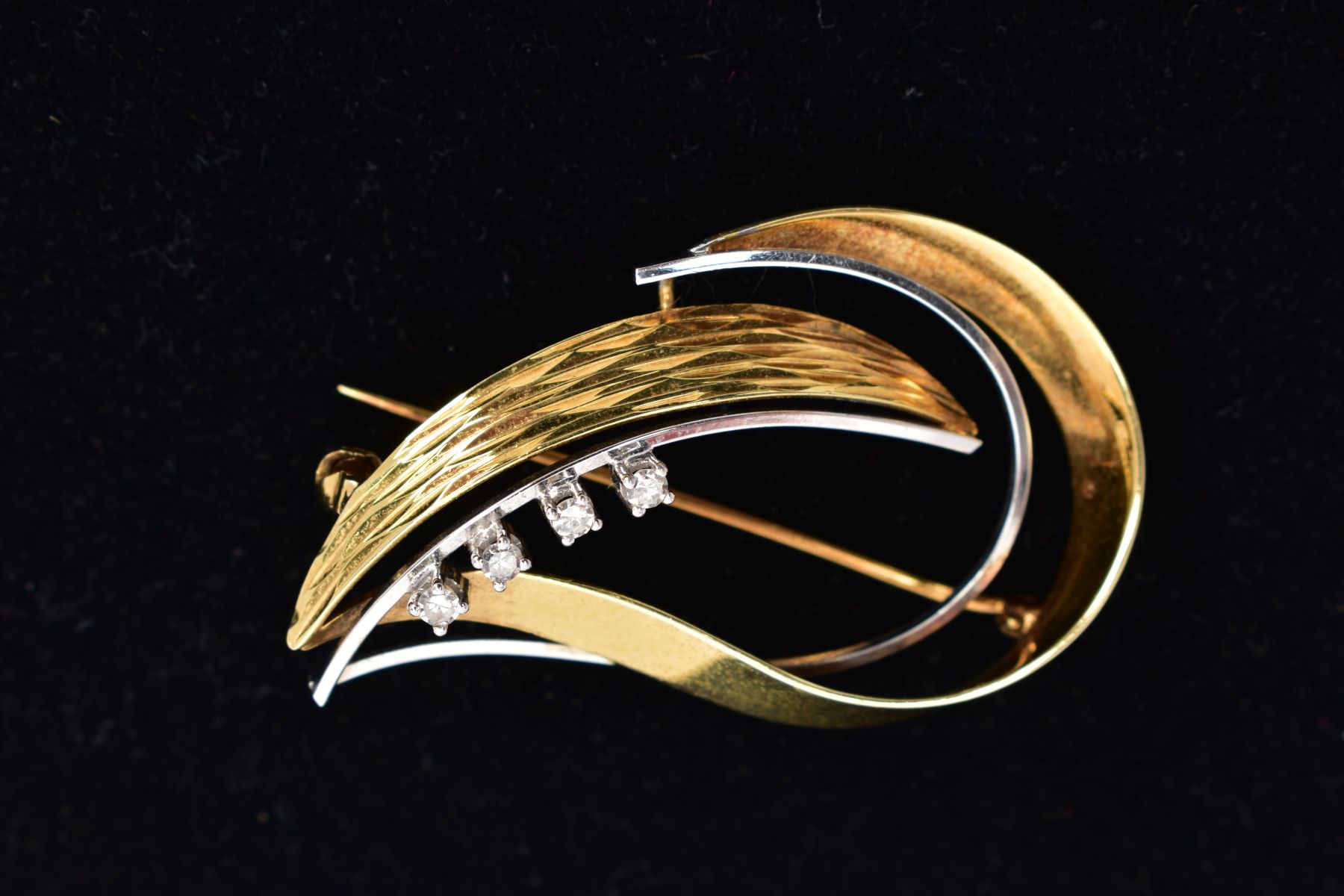 A BI-COLOUR 14CT GOLD DIAMOND BROOCH, open work design set with four single cut diamonds, fitted - Image 5 of 5