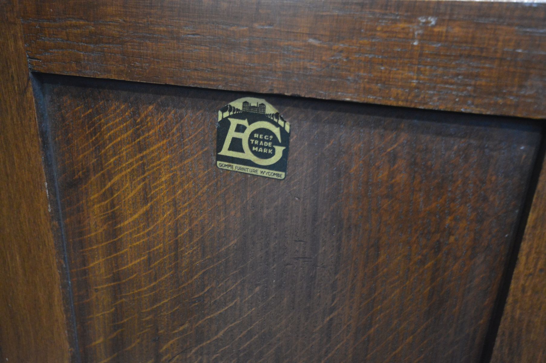 A REPRODUCTION SOLID OAK SIDEBOARD, with three drawers above two arched panelled doors flanking a - Image 4 of 4