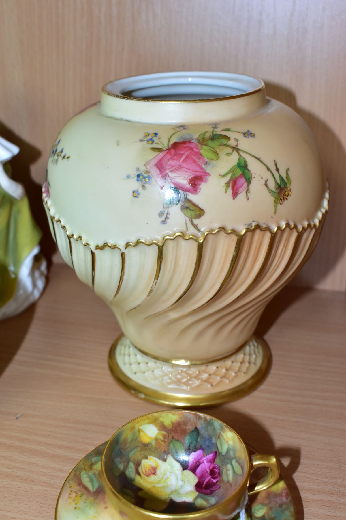 A ROYAL WORCESTER CABINET CUP AND SAUCER AND TWO ROYAL WORCESTER POT POURRIS LACKING COVERS, the cup - Image 10 of 11