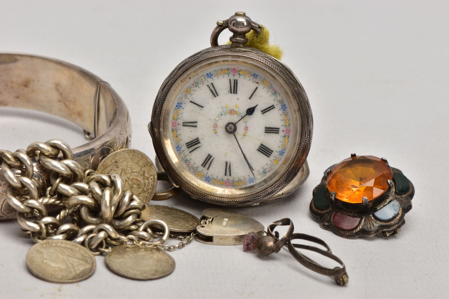 A SELECTION OF SILVER ITEMS, to include a foliate engraved hinged bangle, fitted with a push pin - Image 6 of 10