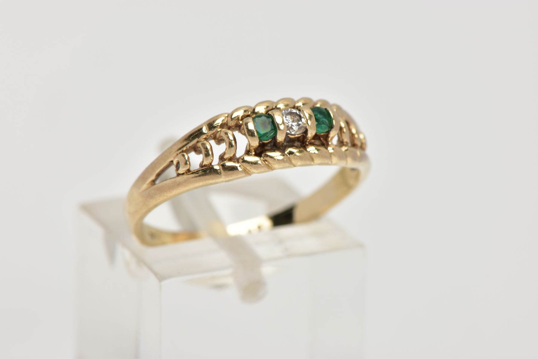 A 9CT GOLD DIAMOND AND EMERALD RING, designed with a central round brilliant cut diamond, flanked - Bild 4 aus 4