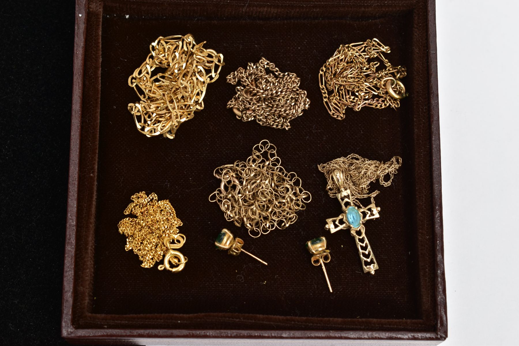 SEVEN ITEMS OF JEWELLERY, to include five 9ct gold chain necklaces, all with 9ct import marks or