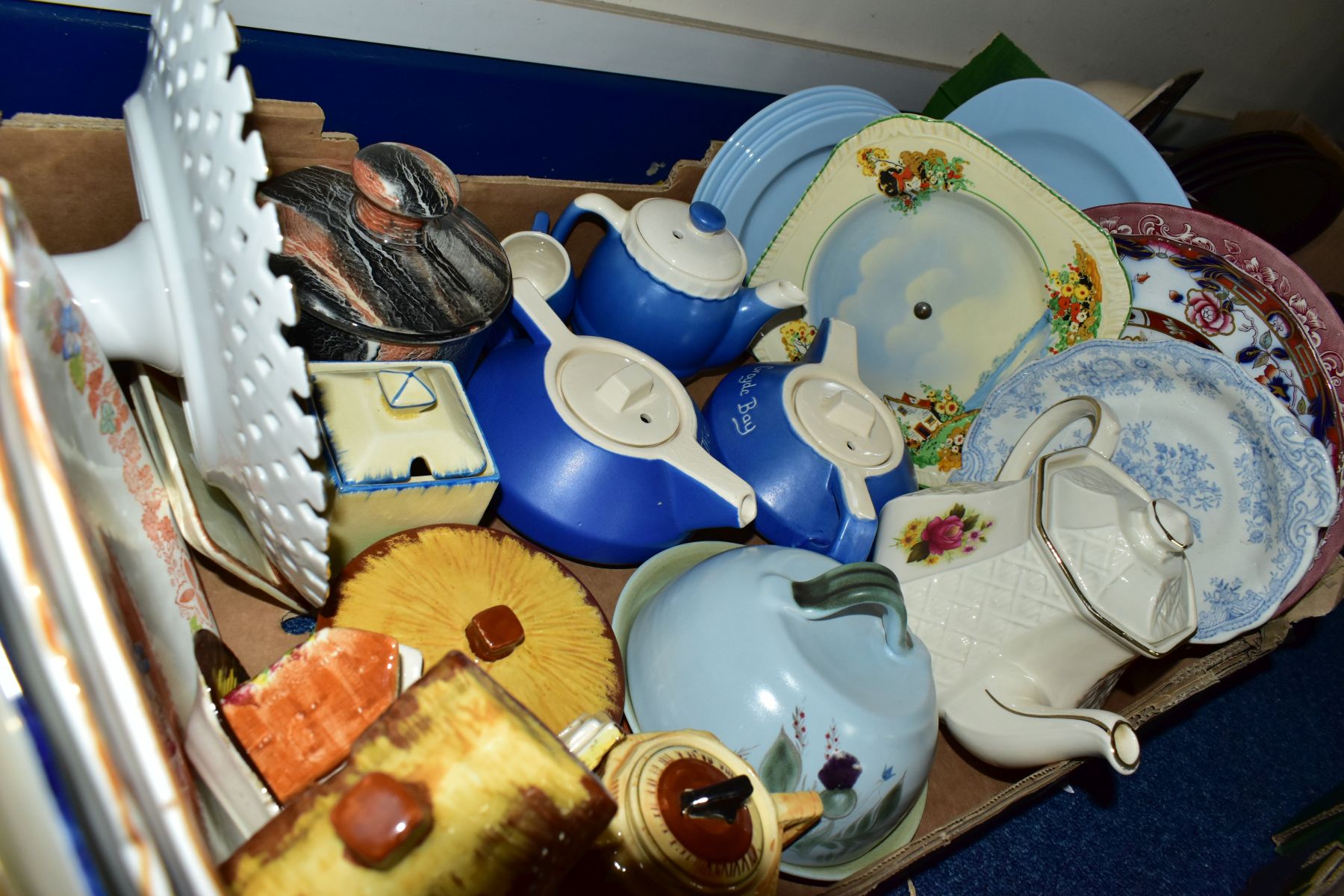 FOUR BOXES OF CERAMIC TEA AND DINNERWARES, to include a Royal Worcester Hyde Park sauceboat and - Image 9 of 12