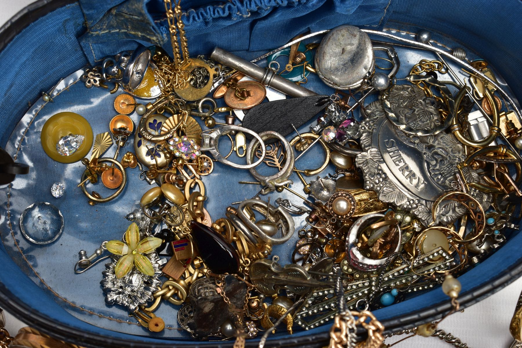 A JEWELLERY BOX WITH CONTENTS, a black oval jewellery box, with contents of costume jewellery to - Image 3 of 4