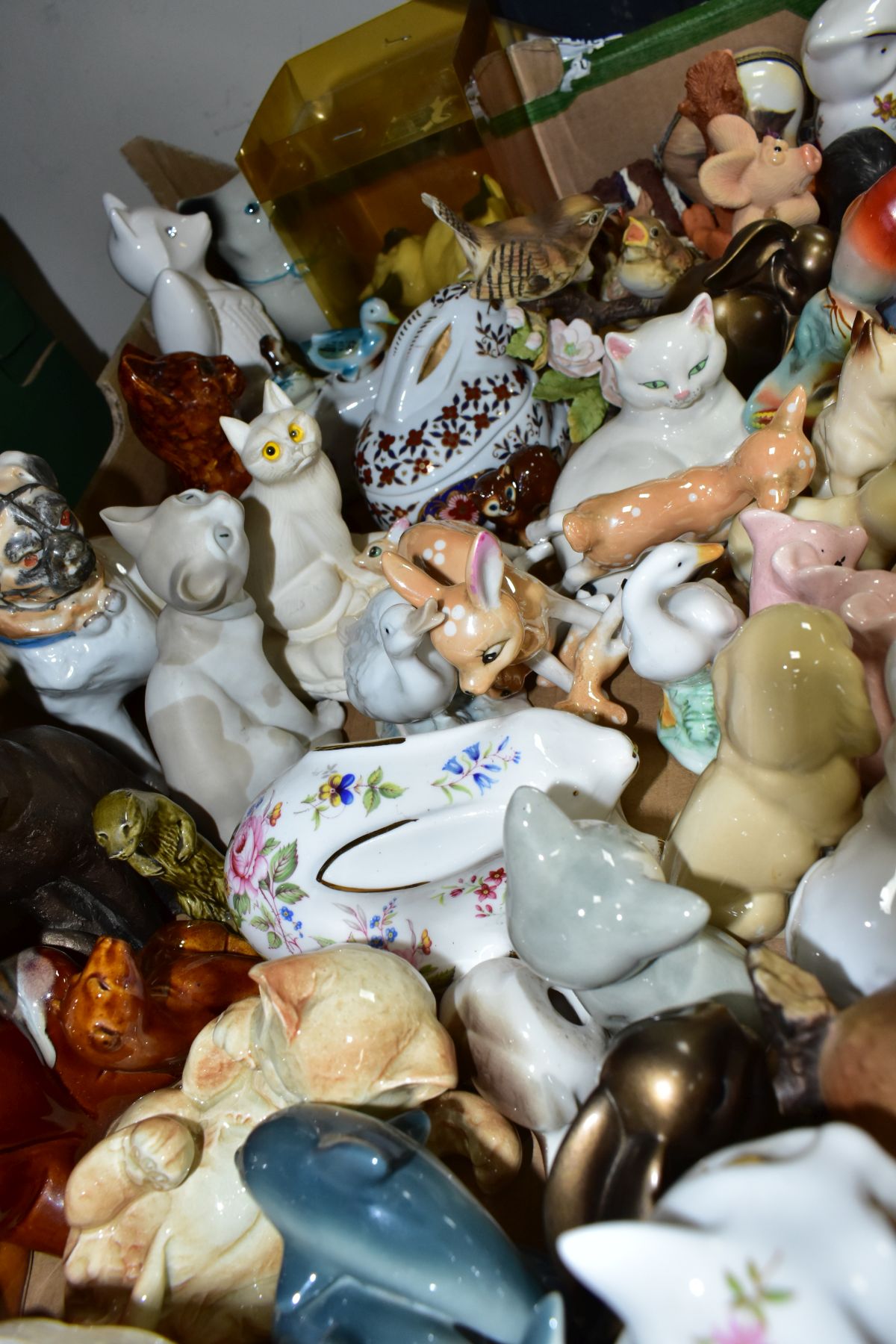 FOUR BOXES AND LOOSE CERAMIC ORNAMENTS AND COLLECTORS PLATES, to include clown on a swing hanging - Image 6 of 15