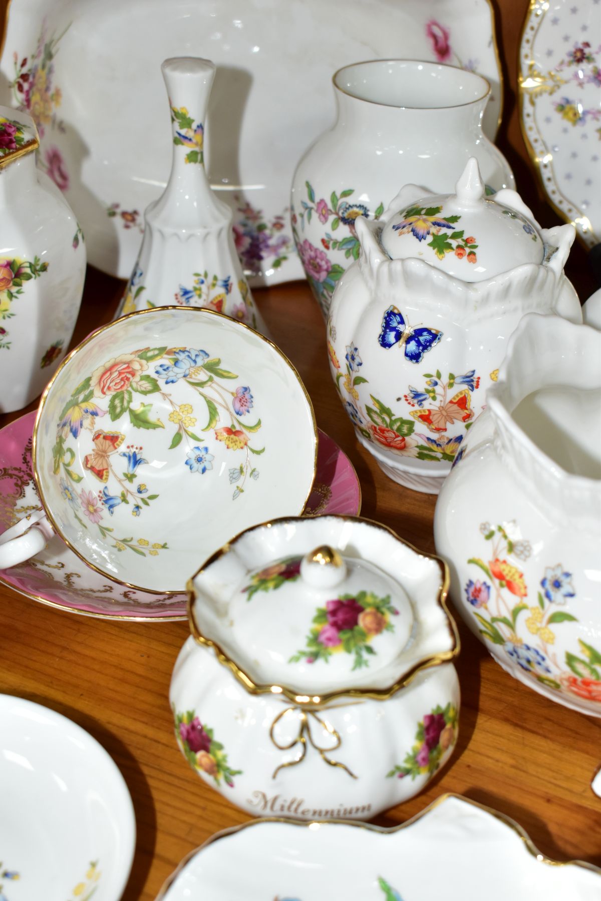 A GROUP OF AYNSLEY, ROYAL CROWN DERBY AND ROYAL ALBERT GIFT AND TEAWARES, to include four pieces - Image 4 of 8