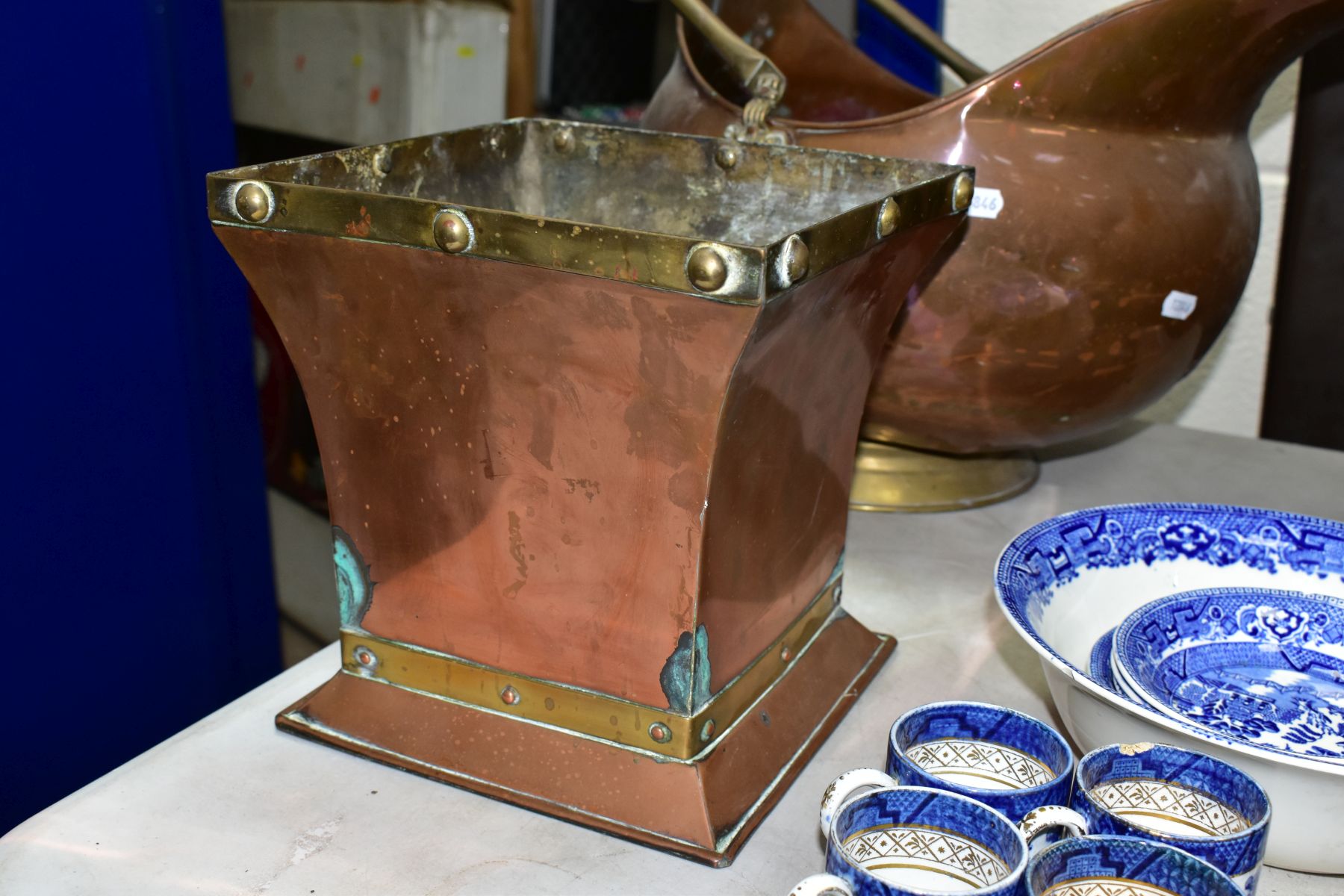 A GROUP OF CERAMICS, METALWARES AND PICTURES comprising twenty one pieces of Willow pattern tea/ - Image 4 of 19