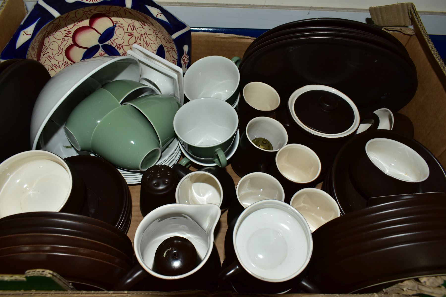 FOUR BOXES OF CERAMIC TEA AND DINNERWARES, to include a Royal Worcester Hyde Park sauceboat and - Image 6 of 12