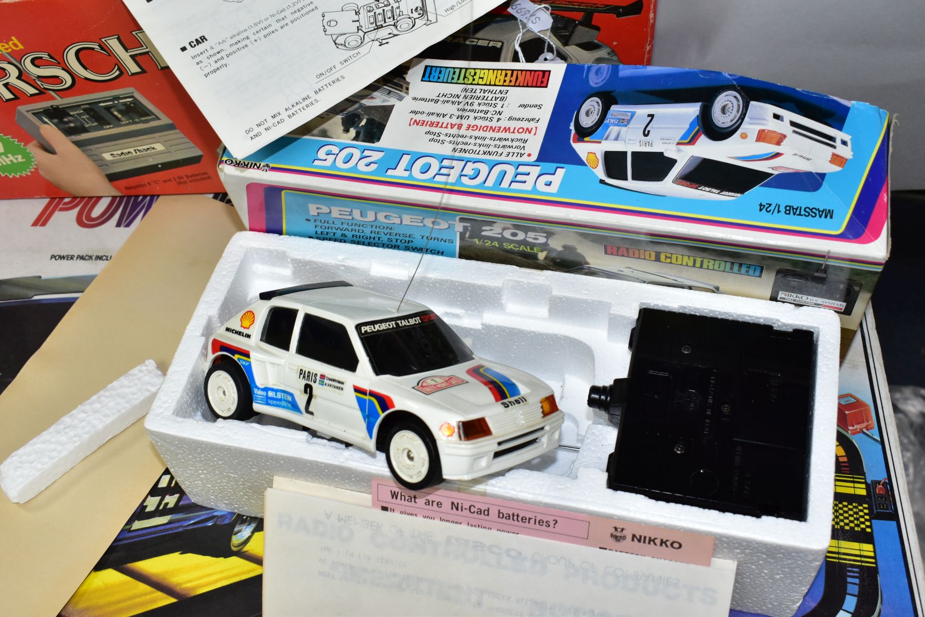 A BOXED MATCHBOX POWERTRACK PLUS ELECTRIC RACING SET, No PP-2000, contents not checked but appears - Image 2 of 6