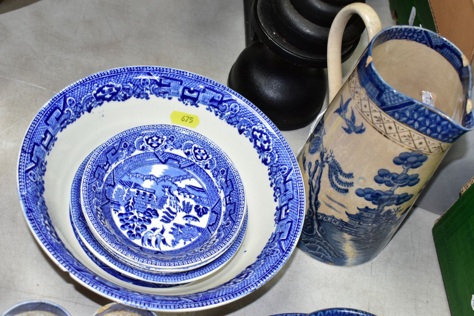 A GROUP OF CERAMICS, METALWARES AND PICTURES comprising twenty one pieces of Willow pattern tea/ - Image 5 of 19