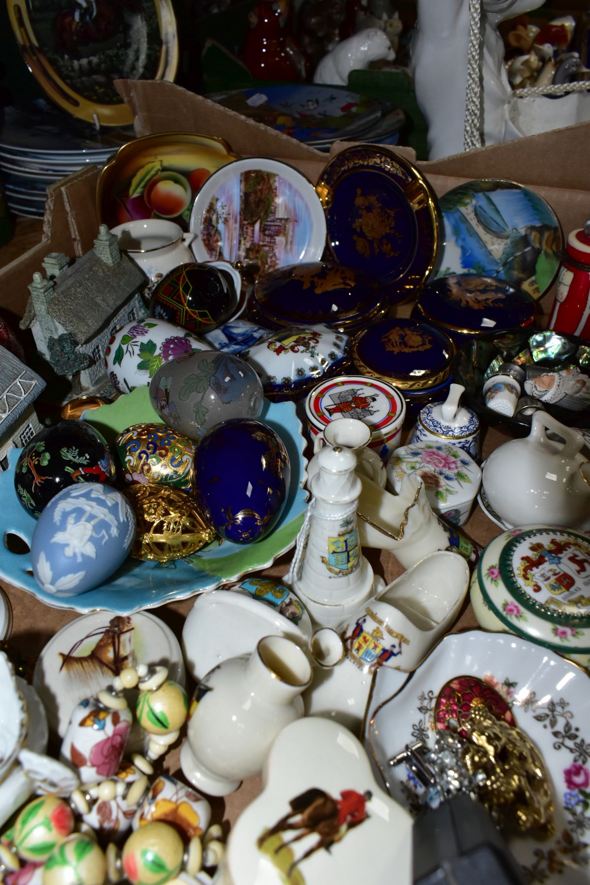 FOUR BOXES AND LOOSE CERAMIC ORNAMENTS AND COLLECTORS PLATES, to include clown on a swing hanging - Image 10 of 15