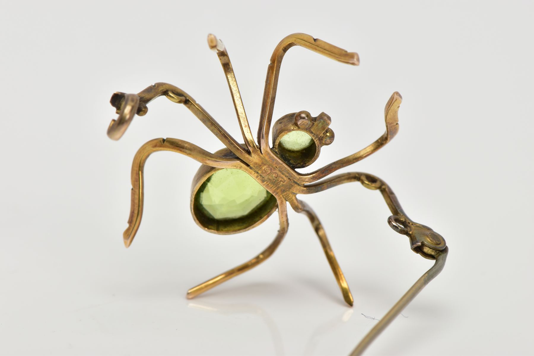 A YELLOW METAL SPIDER BROOCH, set with an oval and a circular cut peridot to the body and head, each - Image 4 of 4