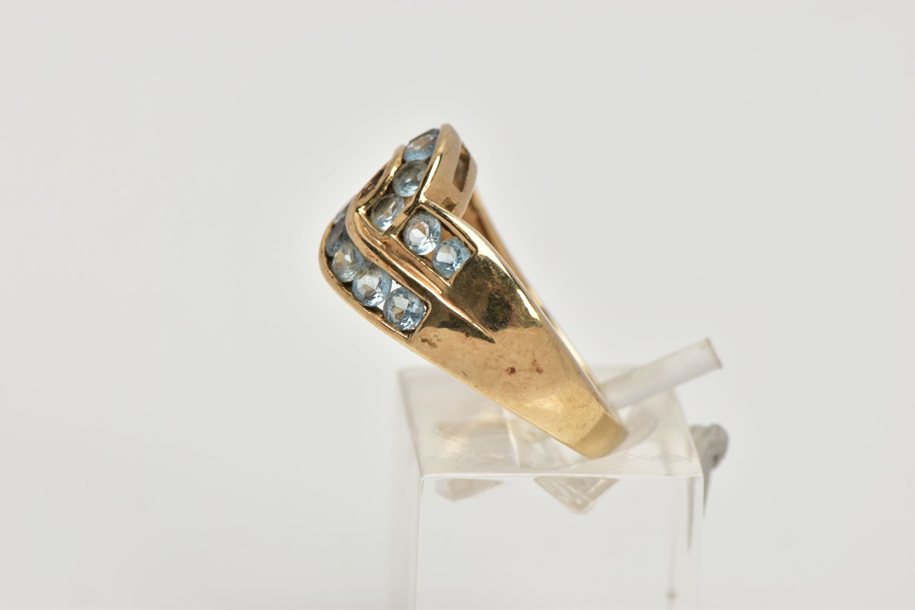 A 9CT GOLD AQUAMARINE DRESS RING, of a cross over style, set with two rows of circular cut - Image 2 of 4