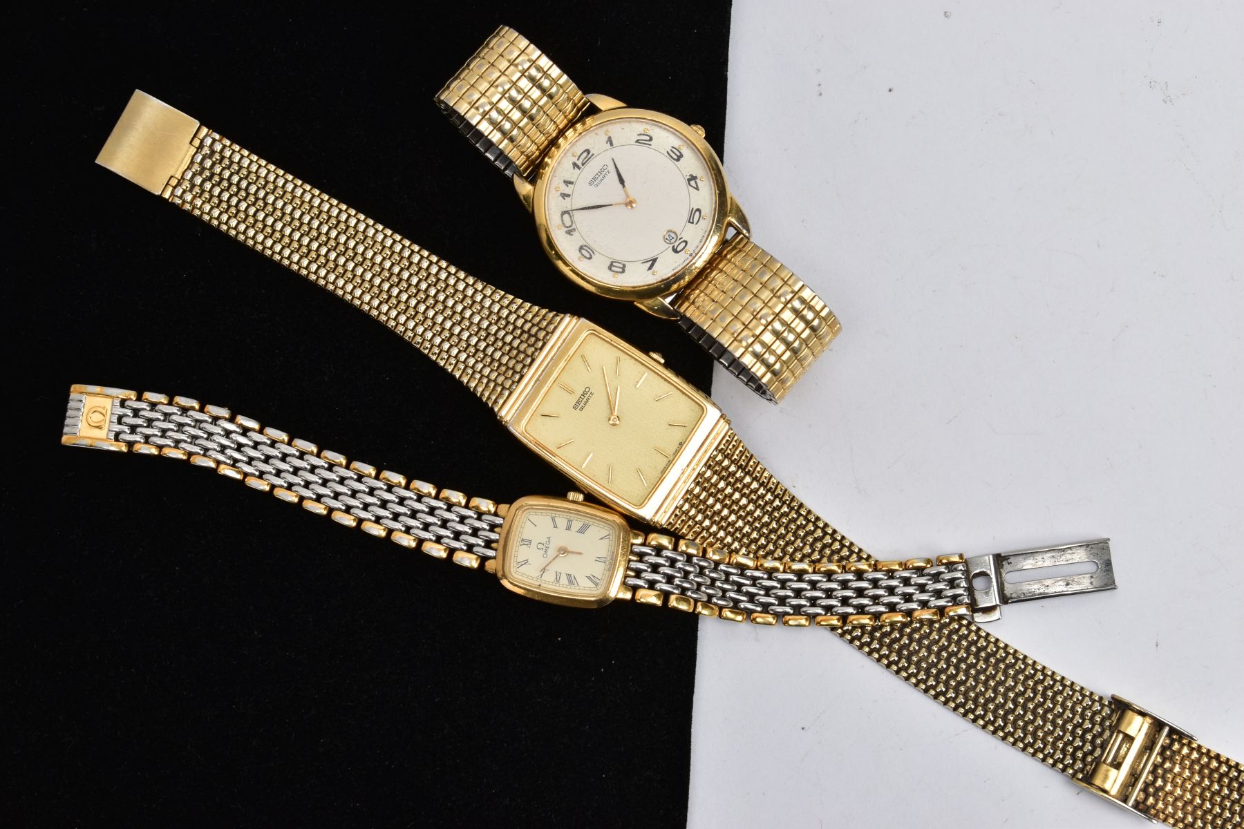 A LADIES 'OMEGA' WRISTWATCH AND TWO GENTS 'SEIKO' WRISTWATCHES, the ladies watch with a rounded