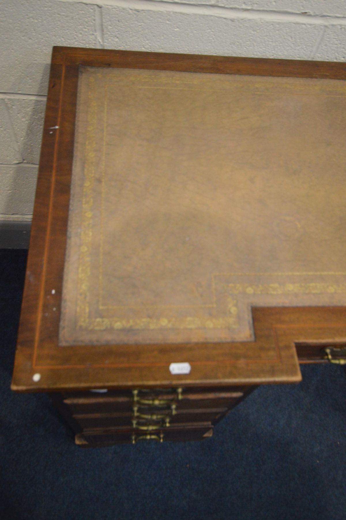 AN EDWARDIAN MAHOGANY AND BOX STRUNG INLAID INVERTED BREAKFRONT KNEEHOLE DESK, with a brown - Image 3 of 4