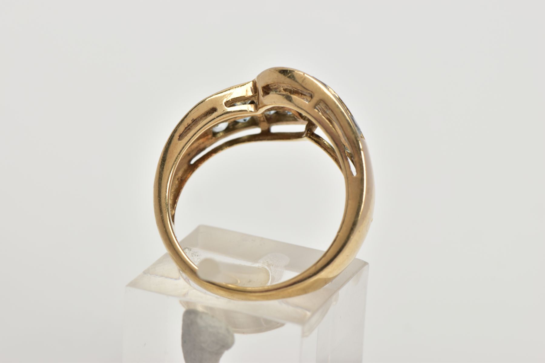 A 9CT GOLD AQUAMARINE DRESS RING, of a cross over style, set with two rows of circular cut - Image 3 of 4