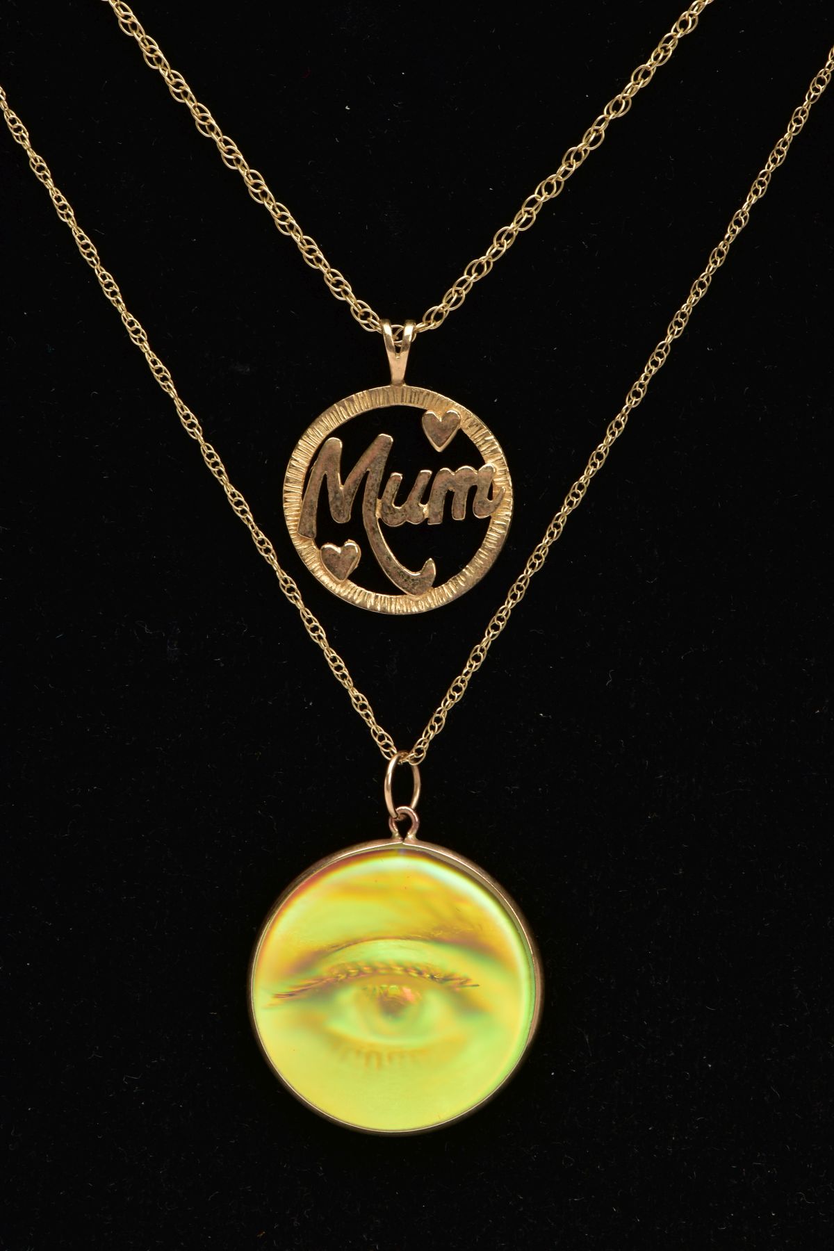 A 9CT GOLD 'MOM' PENDANT AND CHAIN, A YELLOW METAL CHAIN AND A PENDANT, the pendant of an open