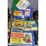 A BOX OF BAYKO BUILDING SET ITEMS to include four boxes, contents not checked but incomplete,