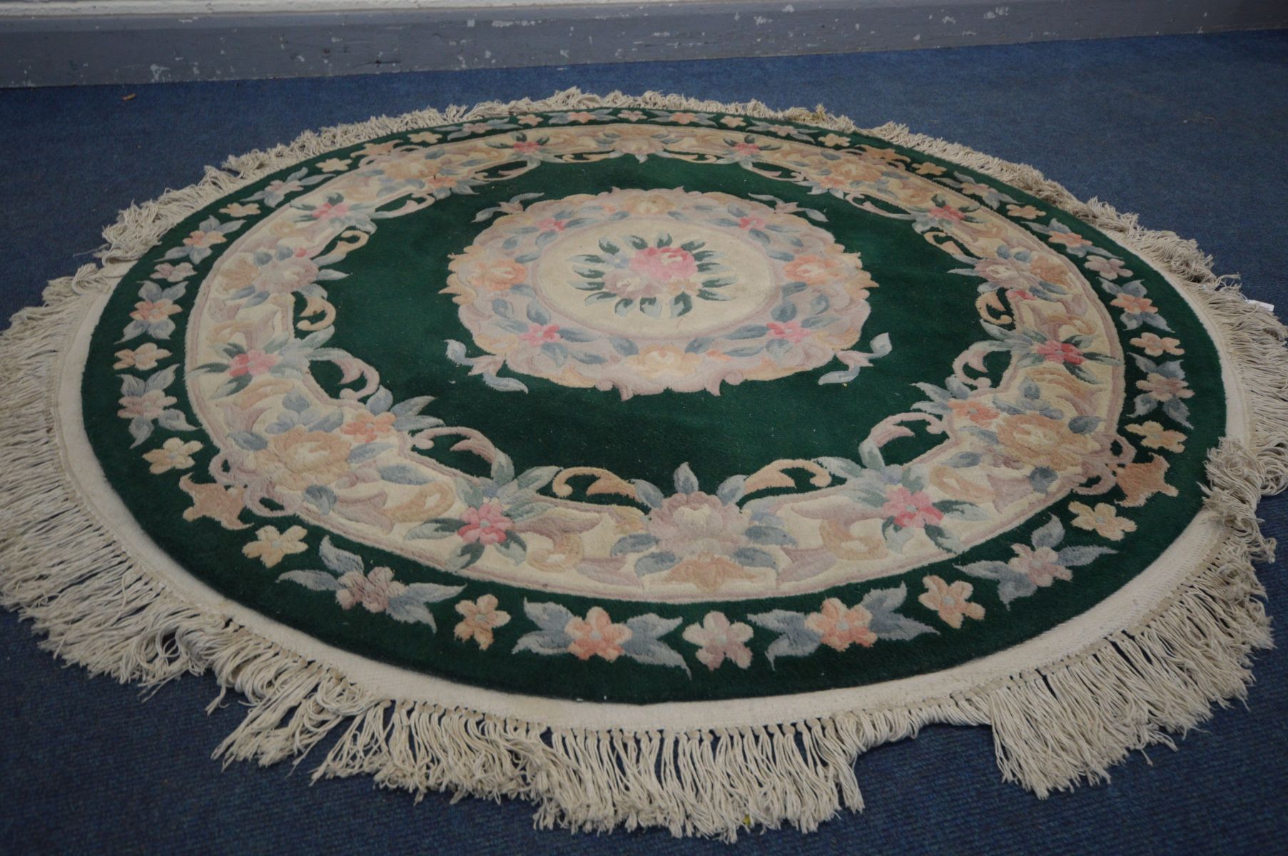 A CIRCULAR GREEN CHINESE RUG, diameter 162cm - Image 2 of 2