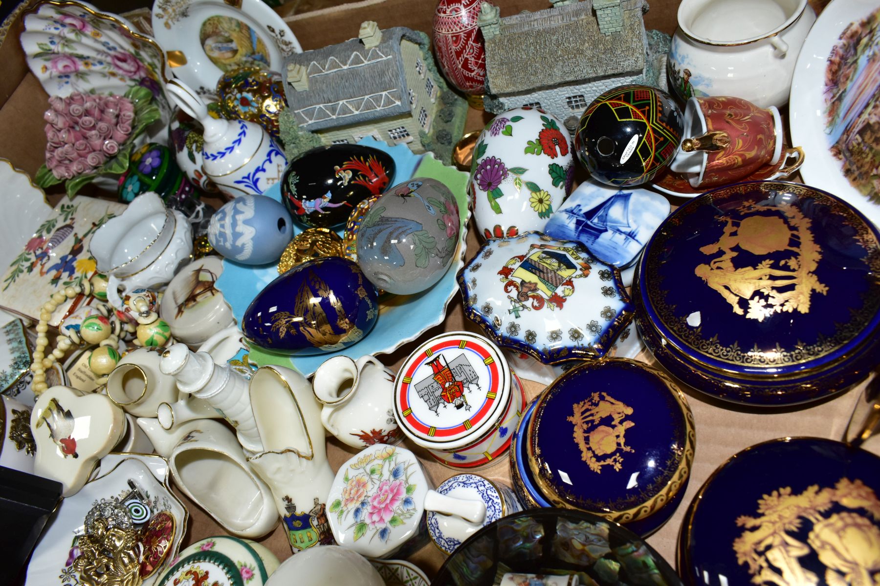 FOUR BOXES AND LOOSE CERAMIC ORNAMENTS AND COLLECTORS PLATES, to include clown on a swing hanging - Image 9 of 15