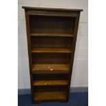 AN OLD CHARM OAK OPEN BOOKCASE with three adjustable shelves, width 77cm x depth 28cm x height