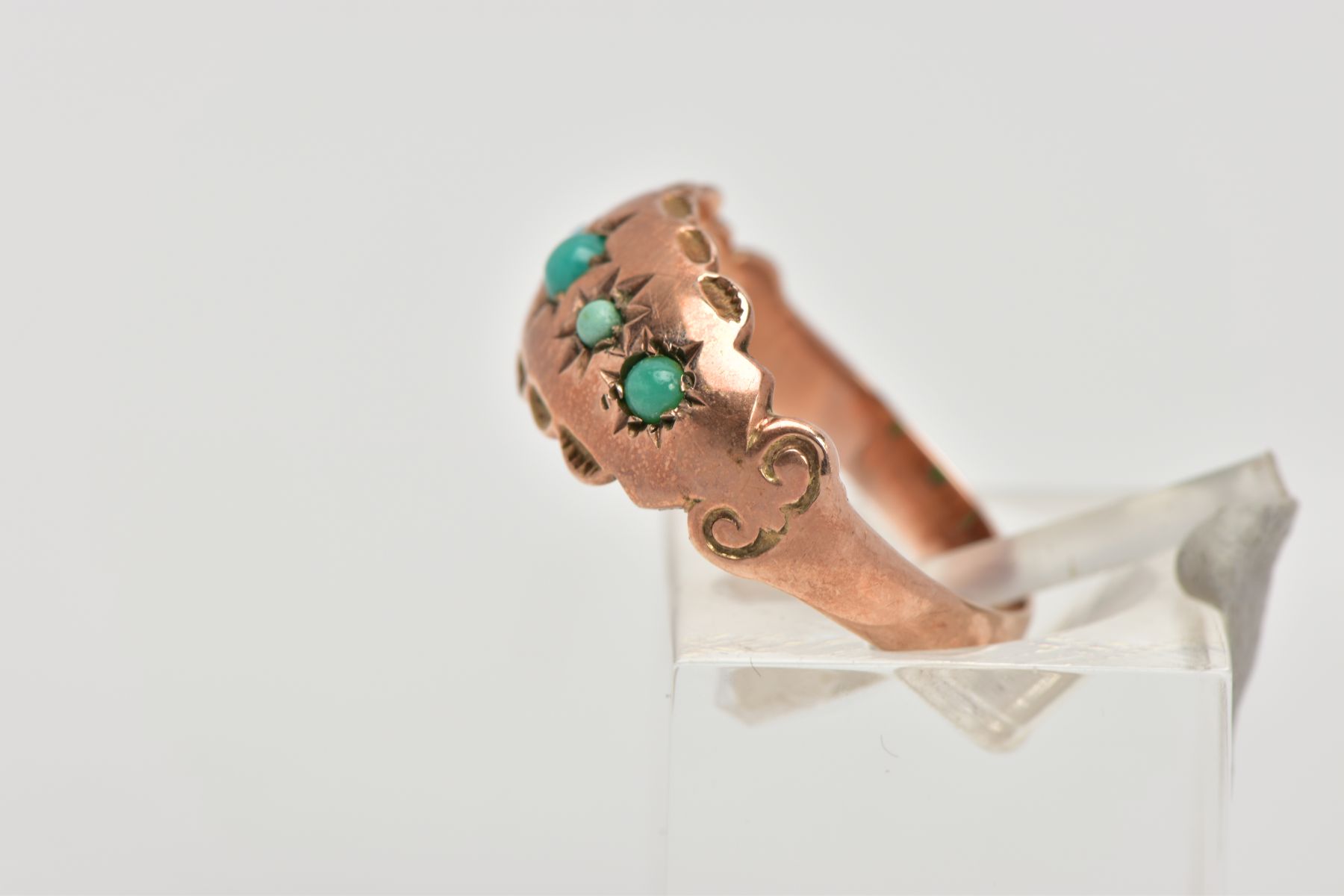 AN EARLY 20TH CENTURY ROSE GOLD TURQUOISE SET RING, designed with five star set, graduated, circular - Image 2 of 4