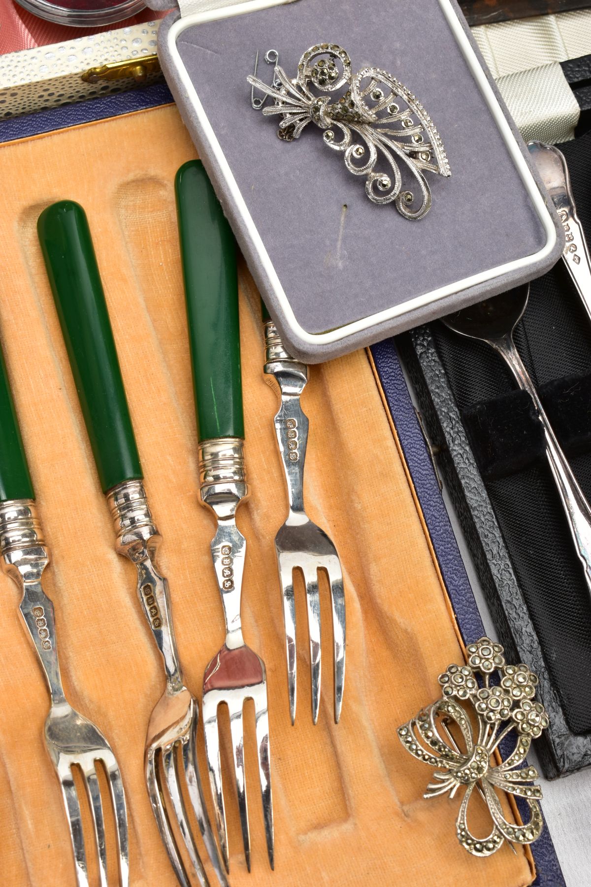 A BOX OF CASED CUTLERY SETS AND OTHER ITEMS, seven complete cased sets of white metal cutlery, to - Image 7 of 13