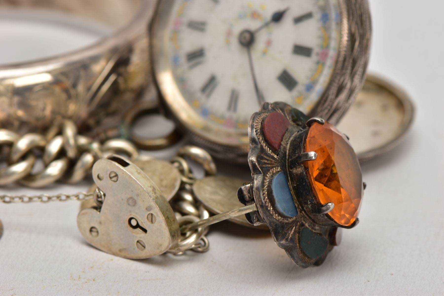 A SELECTION OF SILVER ITEMS, to include a foliate engraved hinged bangle, fitted with a push pin - Image 5 of 10