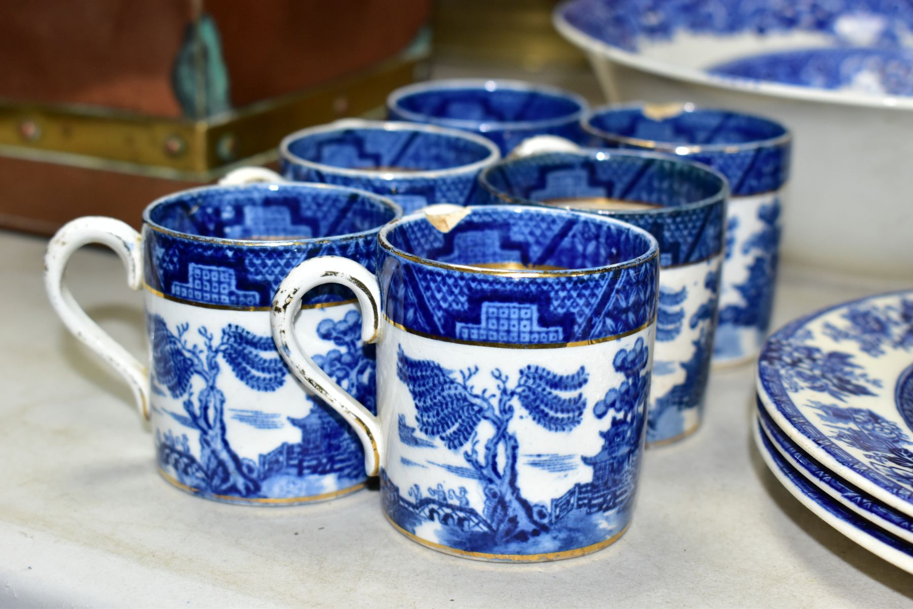 A GROUP OF CERAMICS, METALWARES AND PICTURES comprising twenty one pieces of Willow pattern tea/ - Image 3 of 19