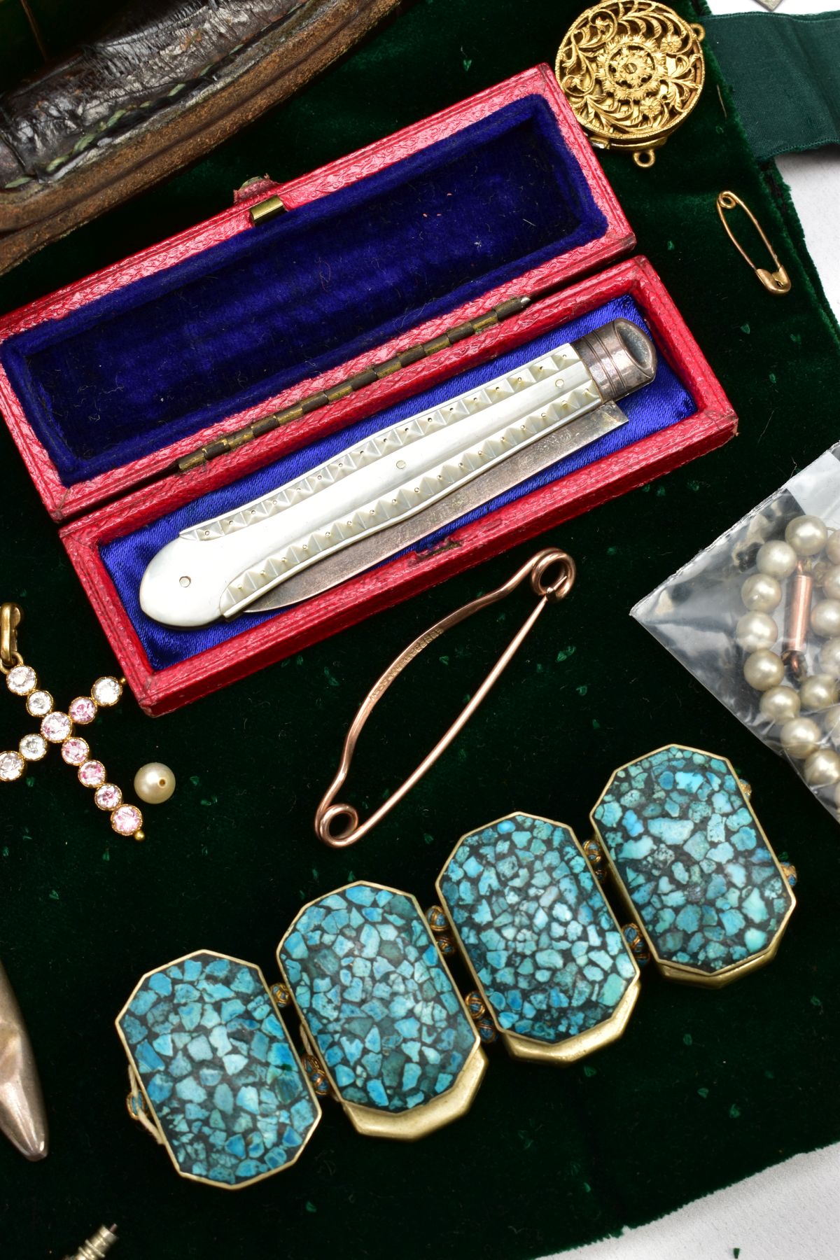 A LEATHER CASE WITH JEWELLERY, green crocodile skin case, with contents to include a gilt silver - Image 5 of 11