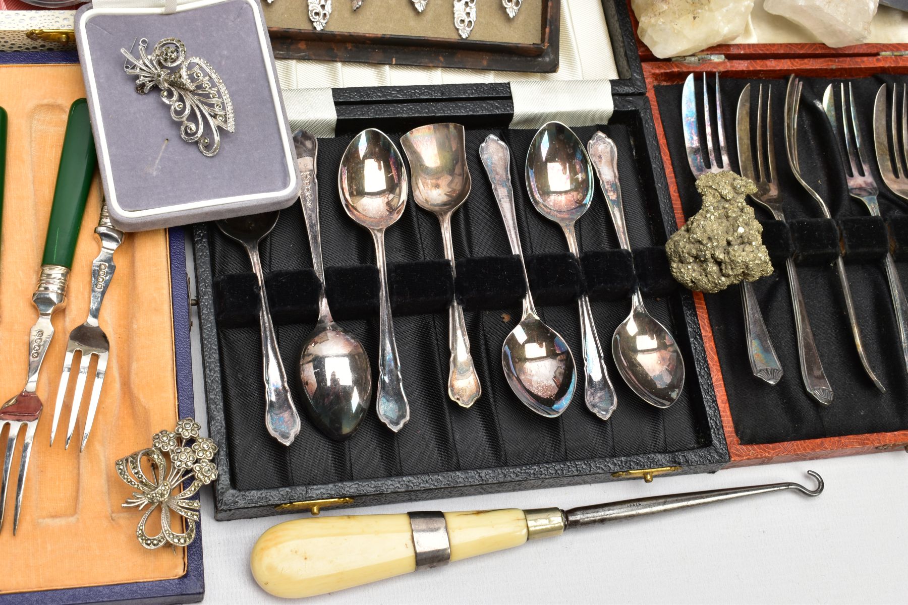 A BOX OF CASED CUTLERY SETS AND OTHER ITEMS, seven complete cased sets of white metal cutlery, to - Image 6 of 13