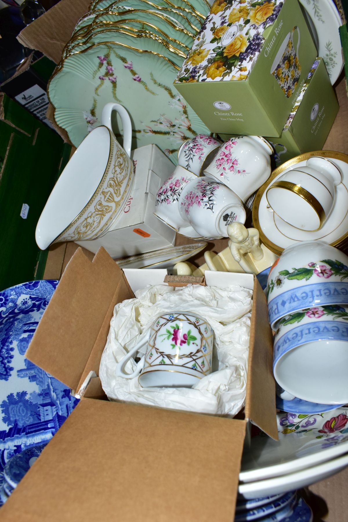 FOUR BOXES OF CERAMIC TEA AND DINNERWARES, to include a Royal Worcester Hyde Park sauceboat and - Image 3 of 12