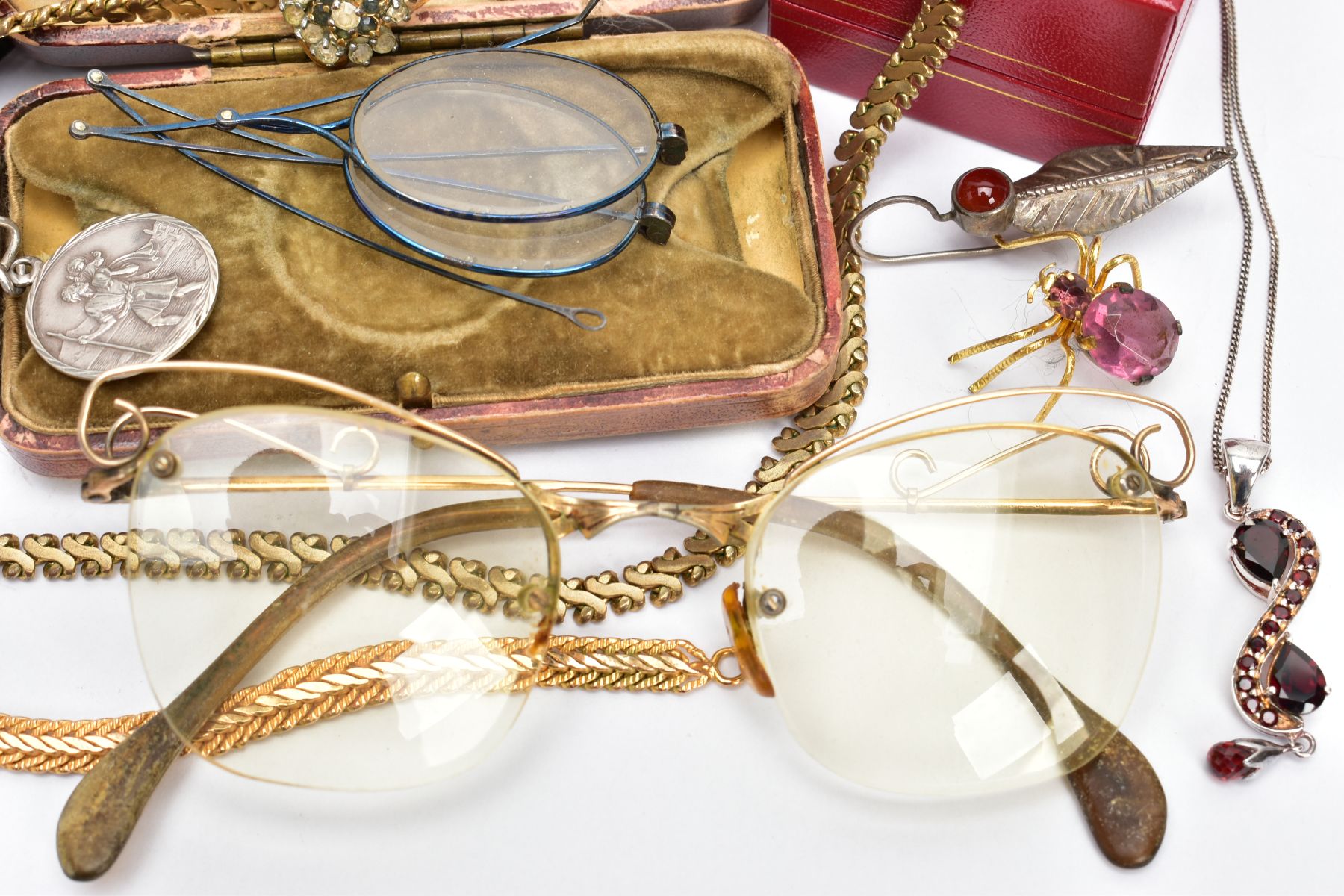 A BAG OF ASSORTED ITEMS, to include a cased pair of folding glasses, a pair of yellow metal framed - Image 6 of 6