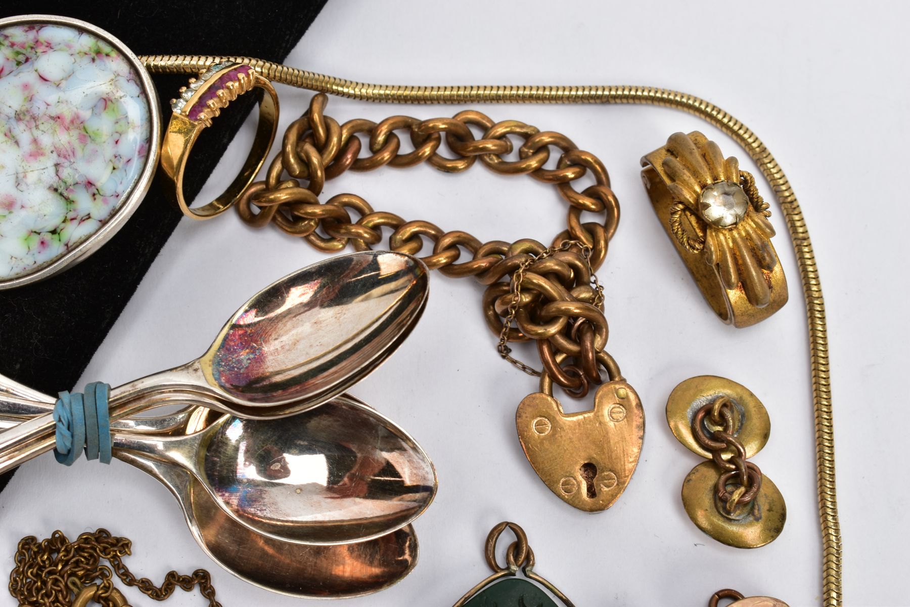 A SELECTION OF ITEMS, to include a ladies open face pocket watch, round white dial with gold - Image 4 of 5