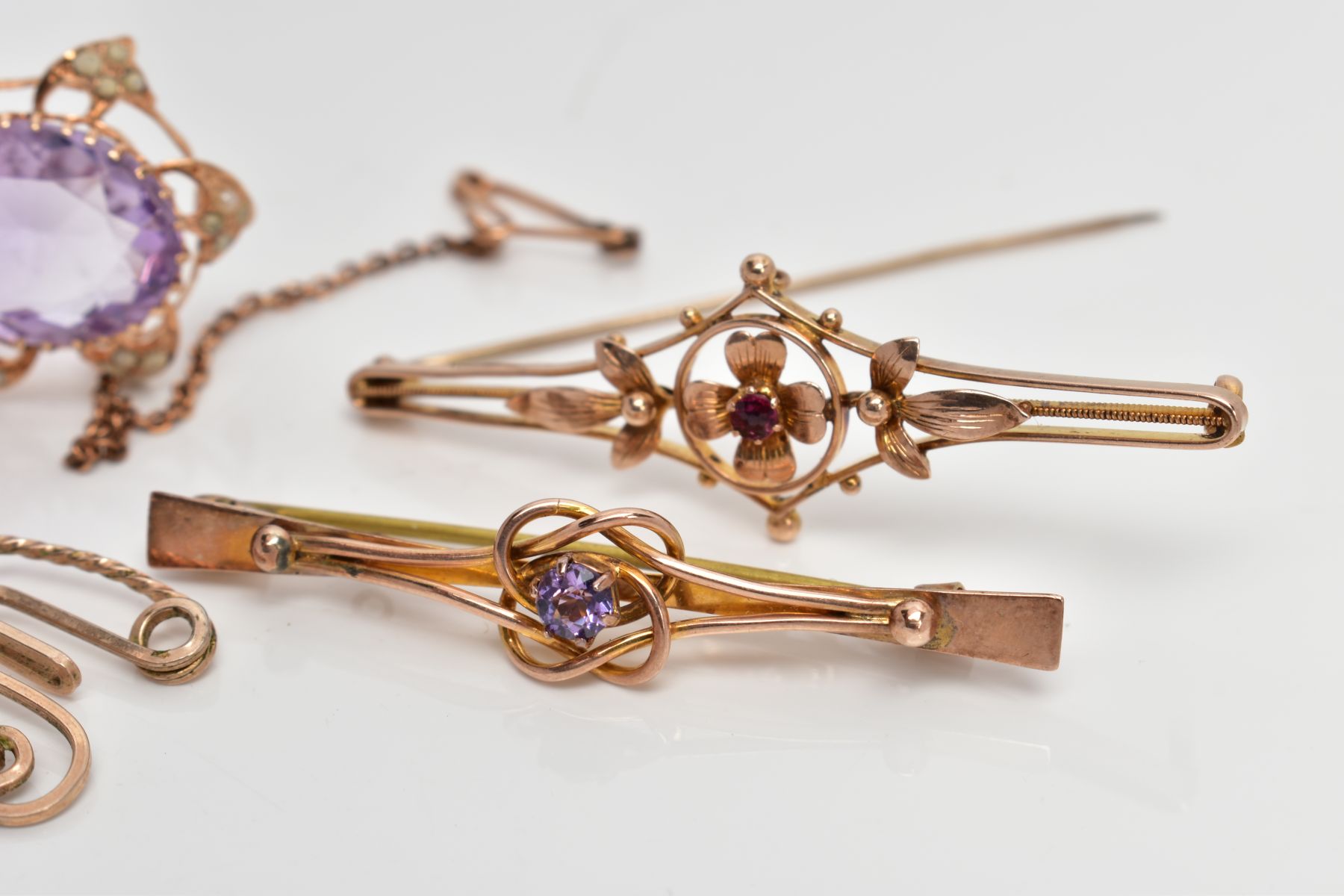 FOUR YELLOW METAL BROOCHES, to include an openwork floral bar brooch, set with a central small - Image 3 of 4