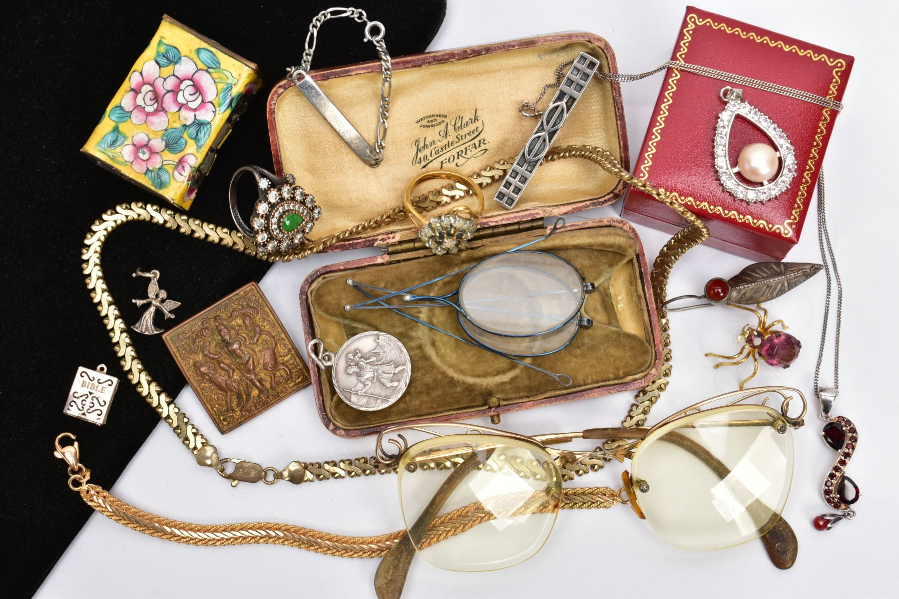 A BAG OF ASSORTED ITEMS, to include a cased pair of folding glasses, a pair of yellow metal framed